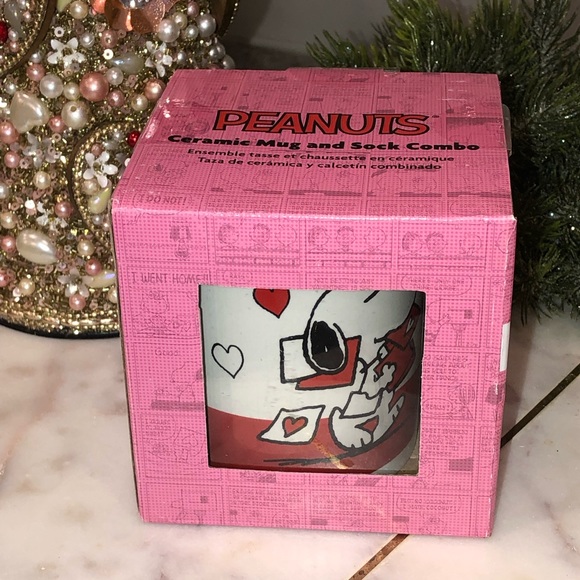 💖NWT💖 Peanuts Snoopy Valentine Ceramic Mug & 2 Pairs Socks Gift Set in Box - Picture 2 of 8